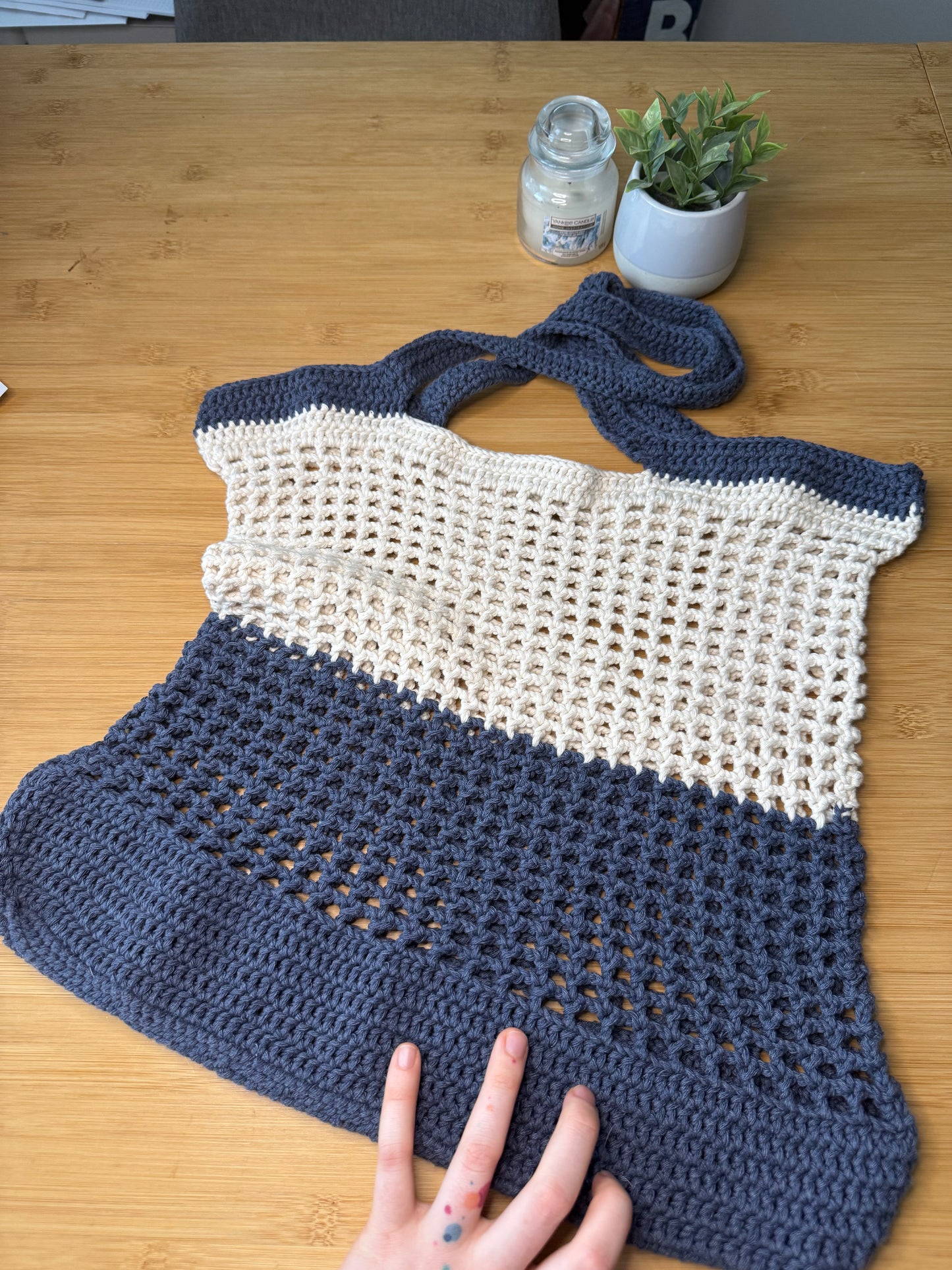 Různé druhy bavlněných háčkovaných tašek