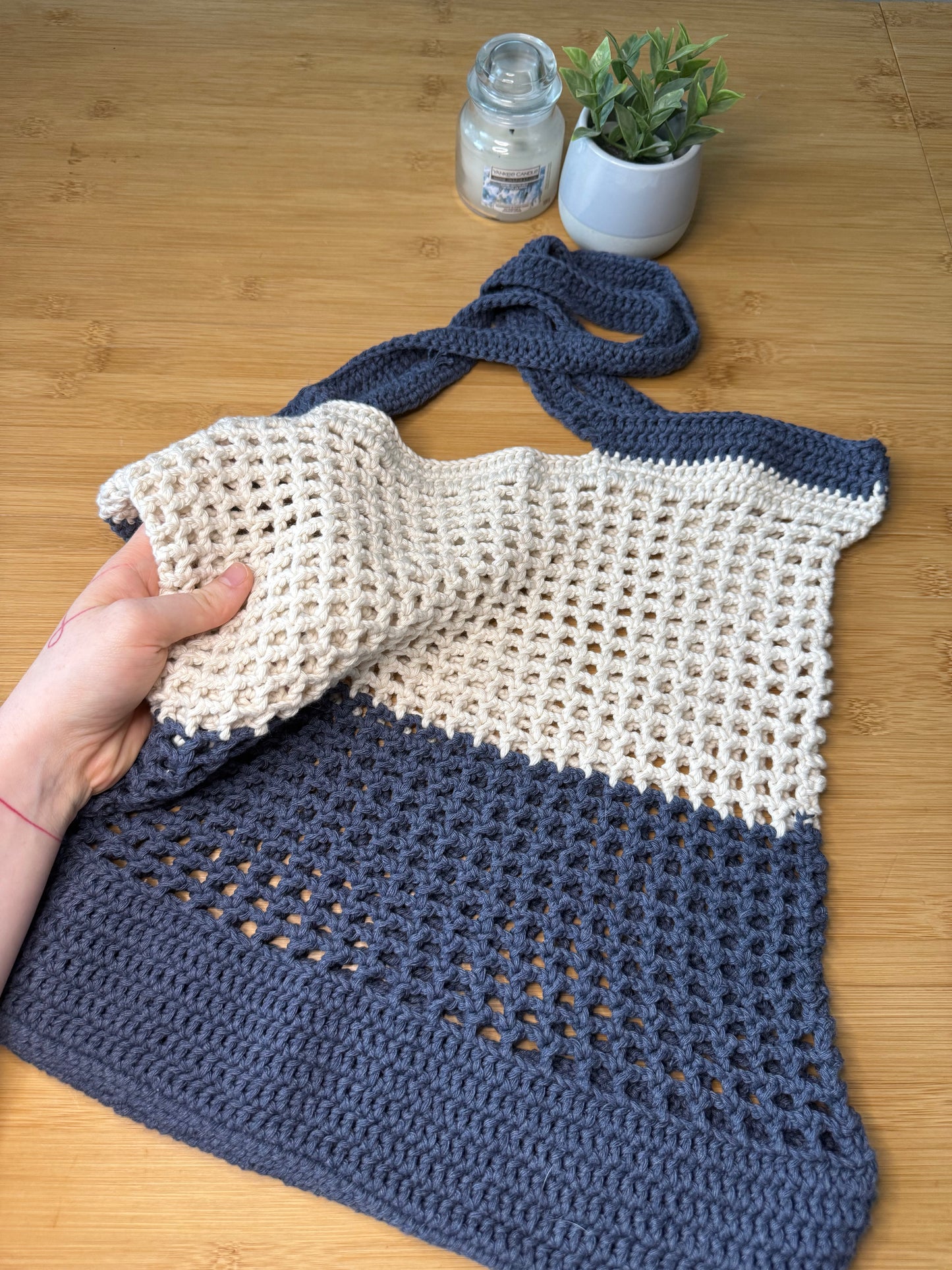 Různé druhy bavlněných háčkovaných tašek