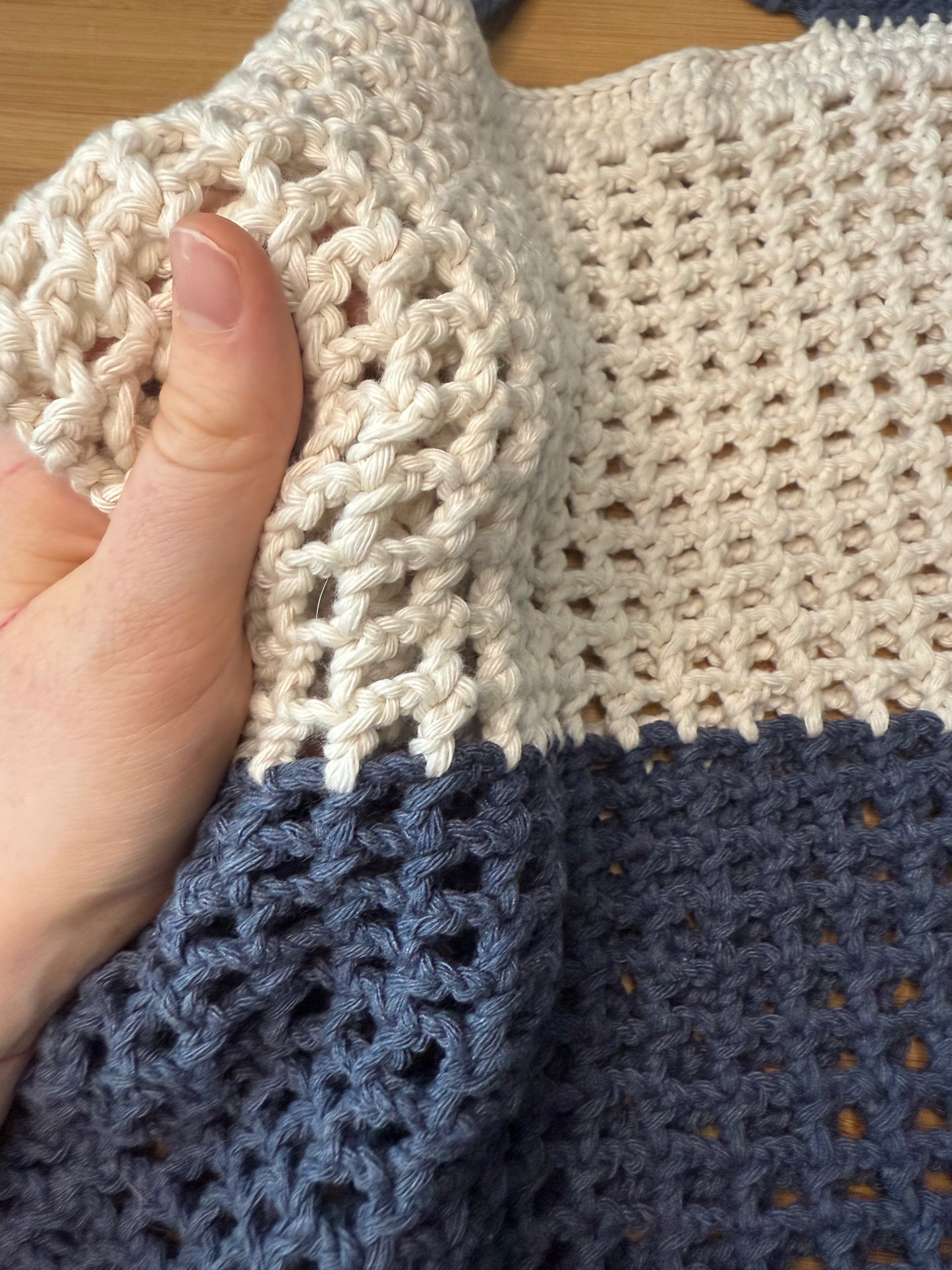 Různé druhy bavlněných háčkovaných tašek