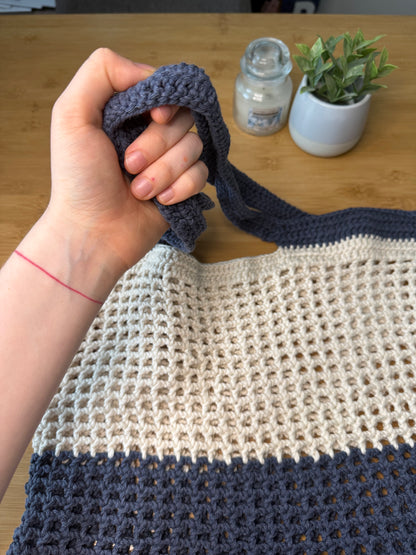 Různé druhy bavlněných háčkovaných tašek