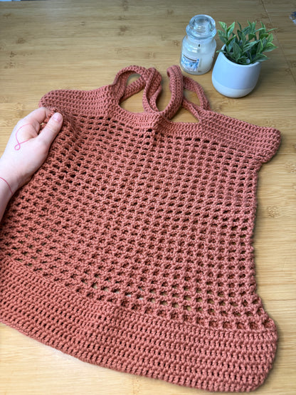 Různé druhy bavlněných háčkovaných tašek