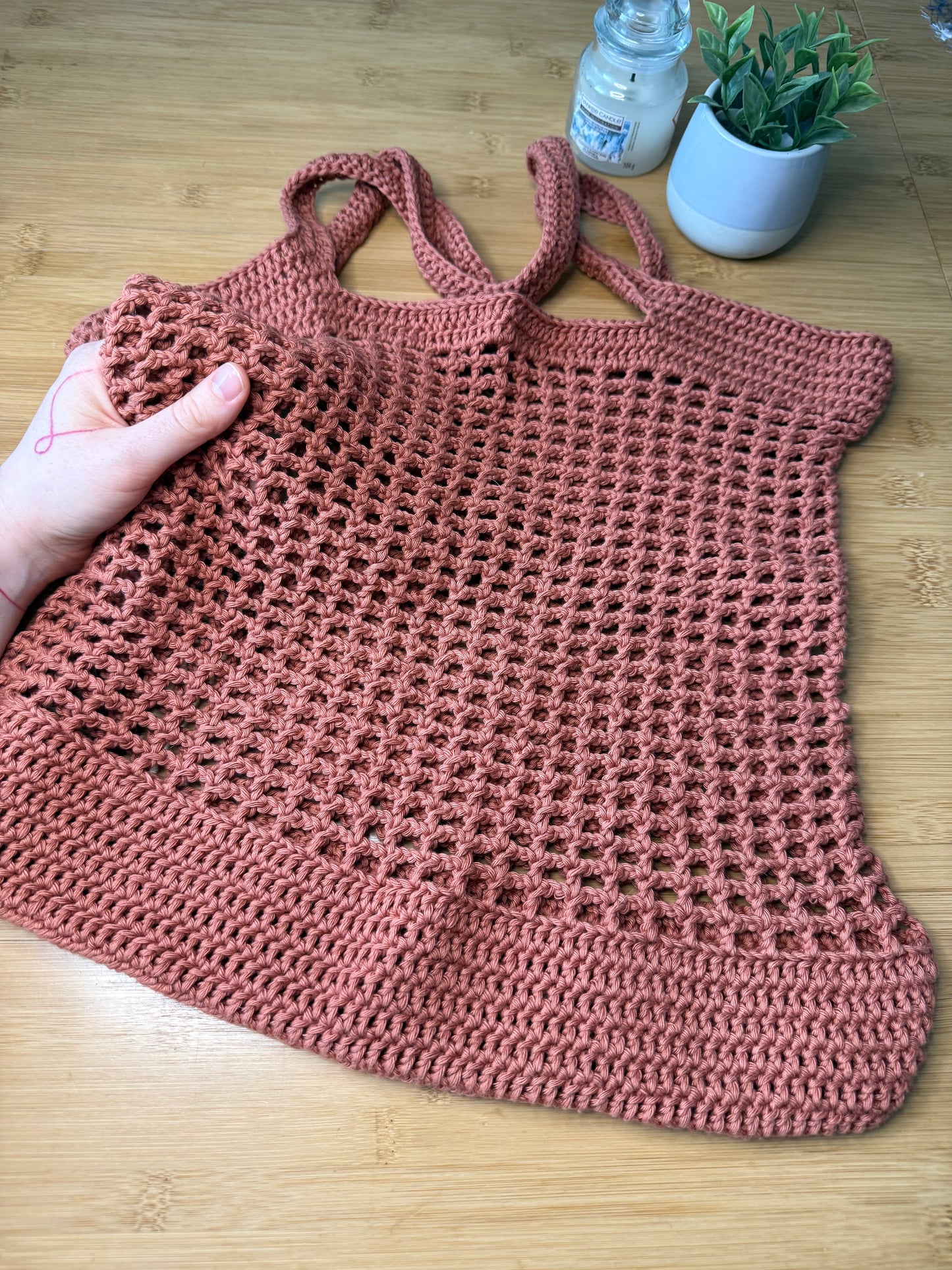 Různé druhy bavlněných háčkovaných tašek