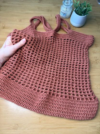 Různé druhy bavlněných háčkovaných tašek