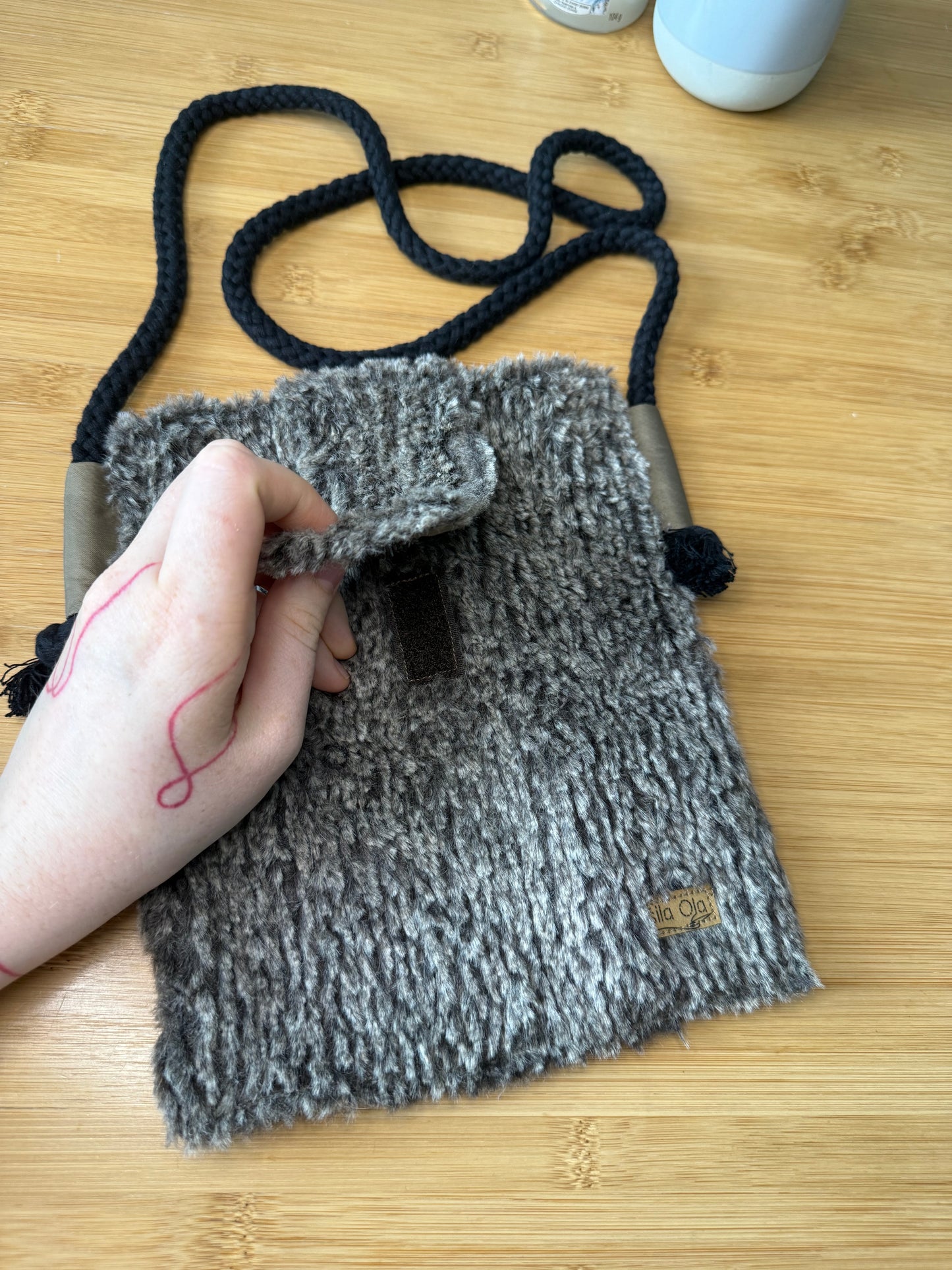 Chlupatá crossbody čtvercová