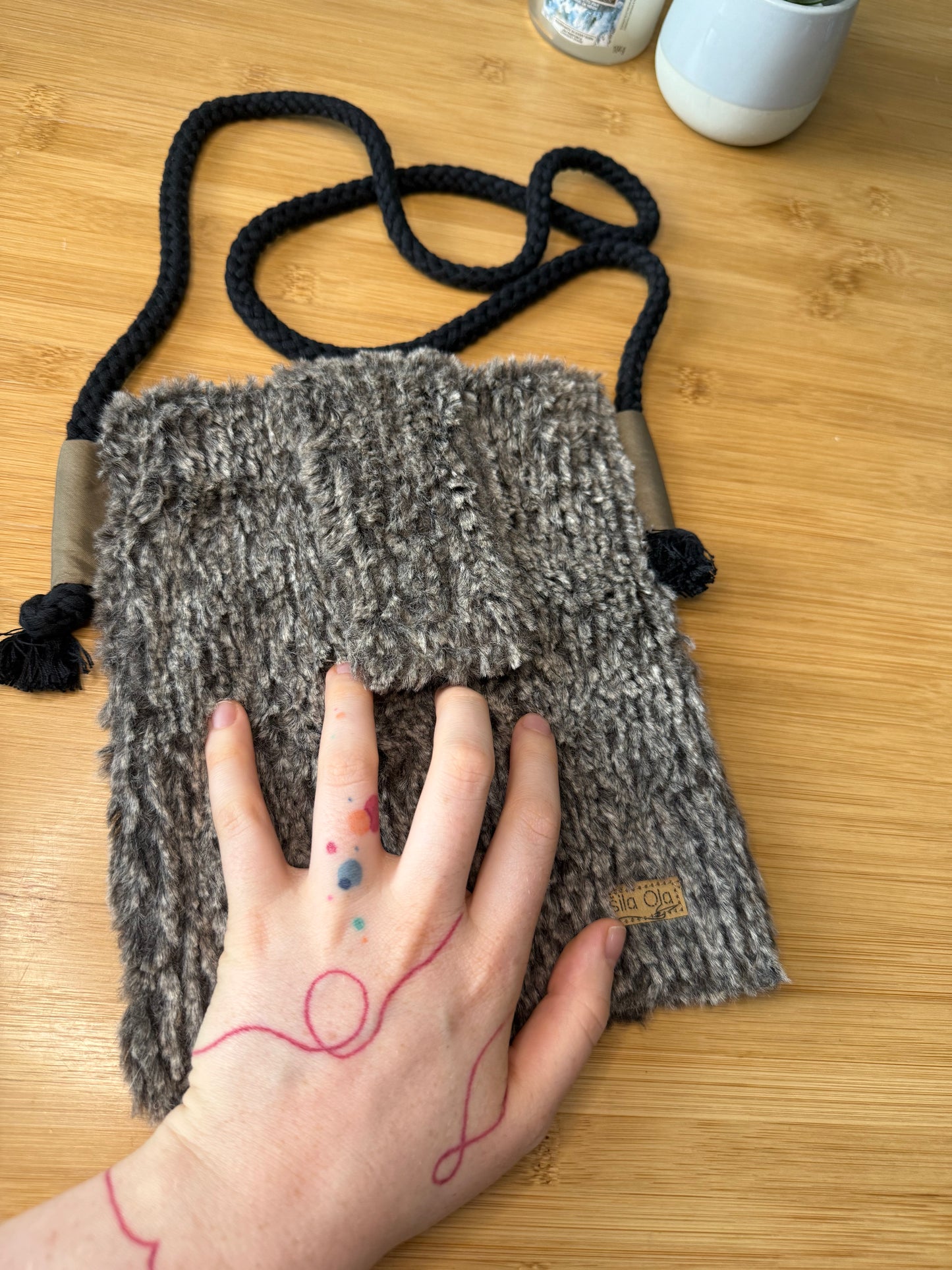 Chlupatá crossbody čtvercová