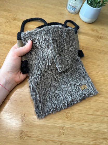 Chlupatá crossbody čtvercová