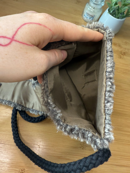 Chlupatá crossbody čtvercová