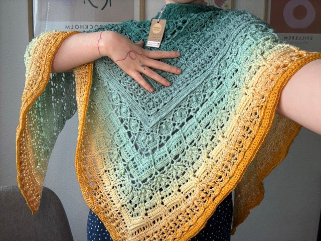 Ručně háčkovaný velký šátek modrožluté ombré