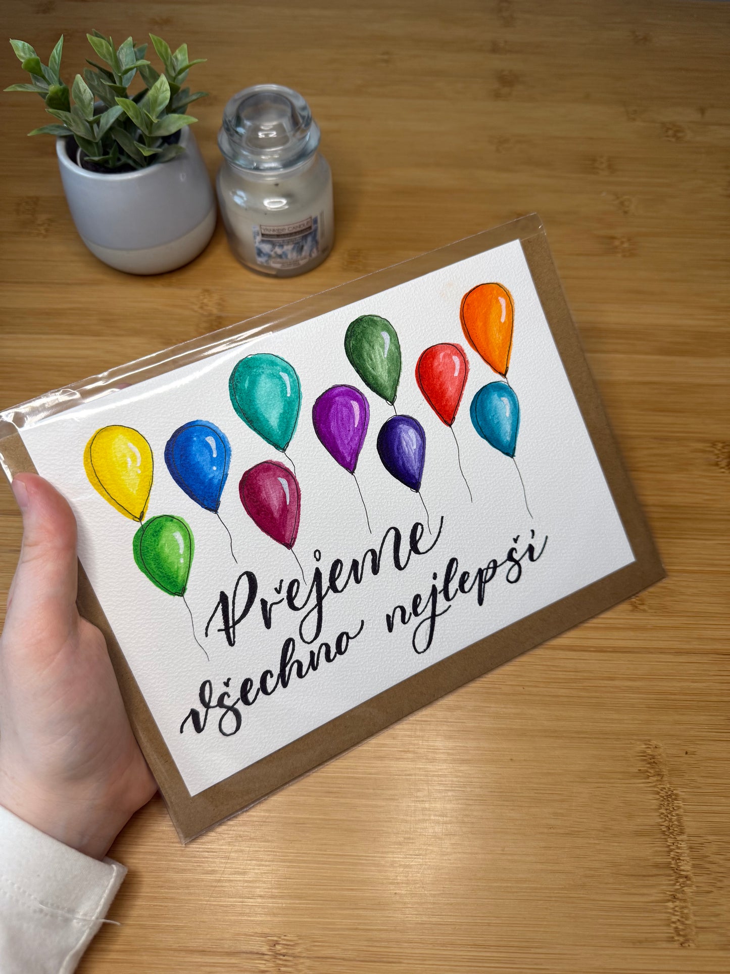 Příníčka s bálónky a papírovou obálkou