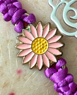 Náramek z uzlíků s přívěskem fialová