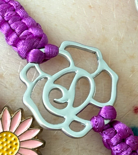 Náramek z uzlíků s přívěskem fialová