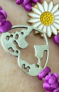 Náramek z uzlíků s přívěskem fialová