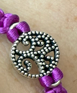 Náramek z uzlíků s přívěskem fialová