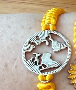 Náramek z uzlíků s přívěskem žlutá