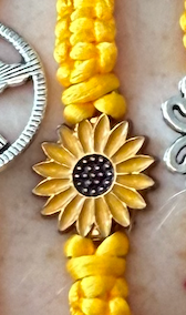 Náramek z uzlíků s přívěskem žlutá