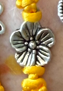 Náramek z uzlíků s přívěskem žlutá