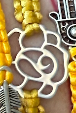 Náramek z uzlíků s přívěskem žlutá