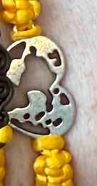 Náramek z uzlíků s přívěskem žlutá