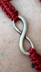 Náramek z uzlíků s přívěskem rudá