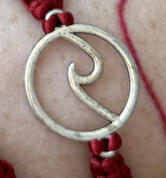 Náramek z uzlíků s přívěskem rudá