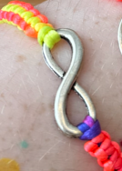 Náramek z uzlíků s přívěskem barevný