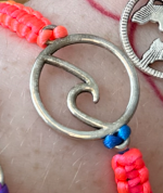 Náramek z uzlíků s přívěskem barevný