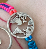 Náramek z uzlíků s přívěskem barevný