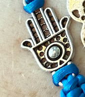 Náramek z uzlíků s přívěškem modrý