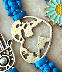 Náramek z uzlíků s přívěškem modrý