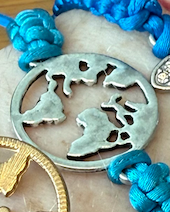 Náramek z uzlíků s přívěškem modrý