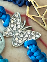 Náramek z uzlíků s přívěškem modrý