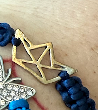 Náramek z uzlíků s přívěškem modrý