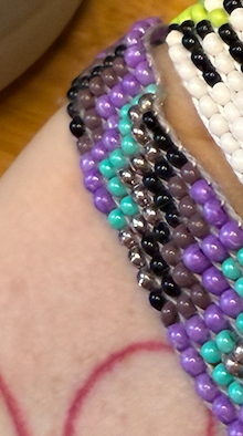 Různé druhy úzkého tkaného náramku