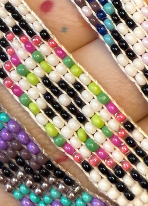 Různé druhy úzkého tkaného náramku