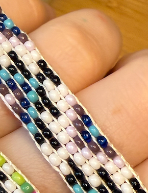 Různé druhy úzkého tkaného náramku