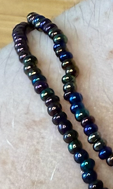 Různé druhy jednoduchých korálkových náramků