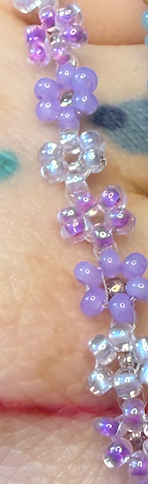 Různé druhy květinových náramků