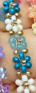 Různé druhy květinových náramků