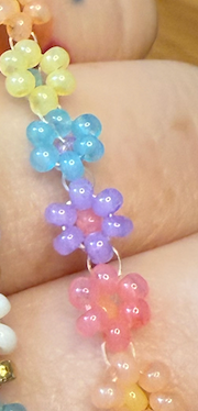 Různé druhy květinových náramků